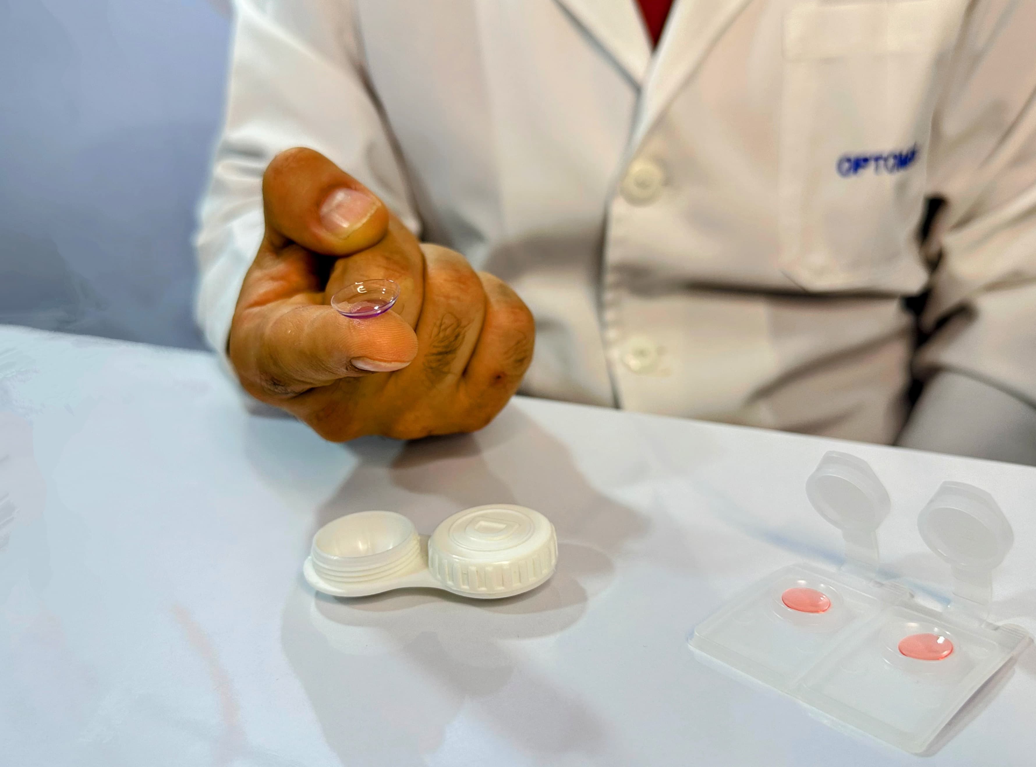 Lentes oftálmicos y monturas sobre superficie de trabajo en óptica premium.