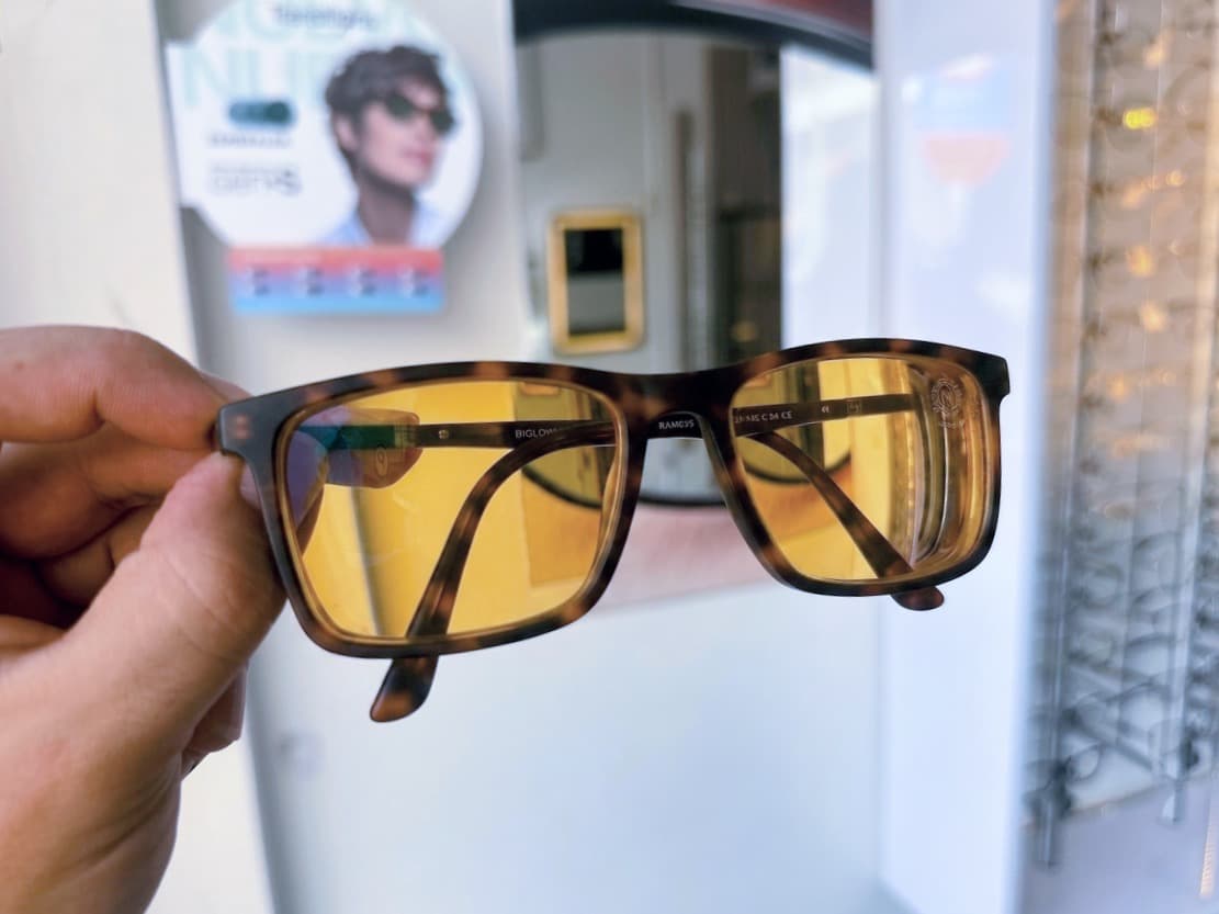 Referencia visual de tecnología biohacking (lentes novar)