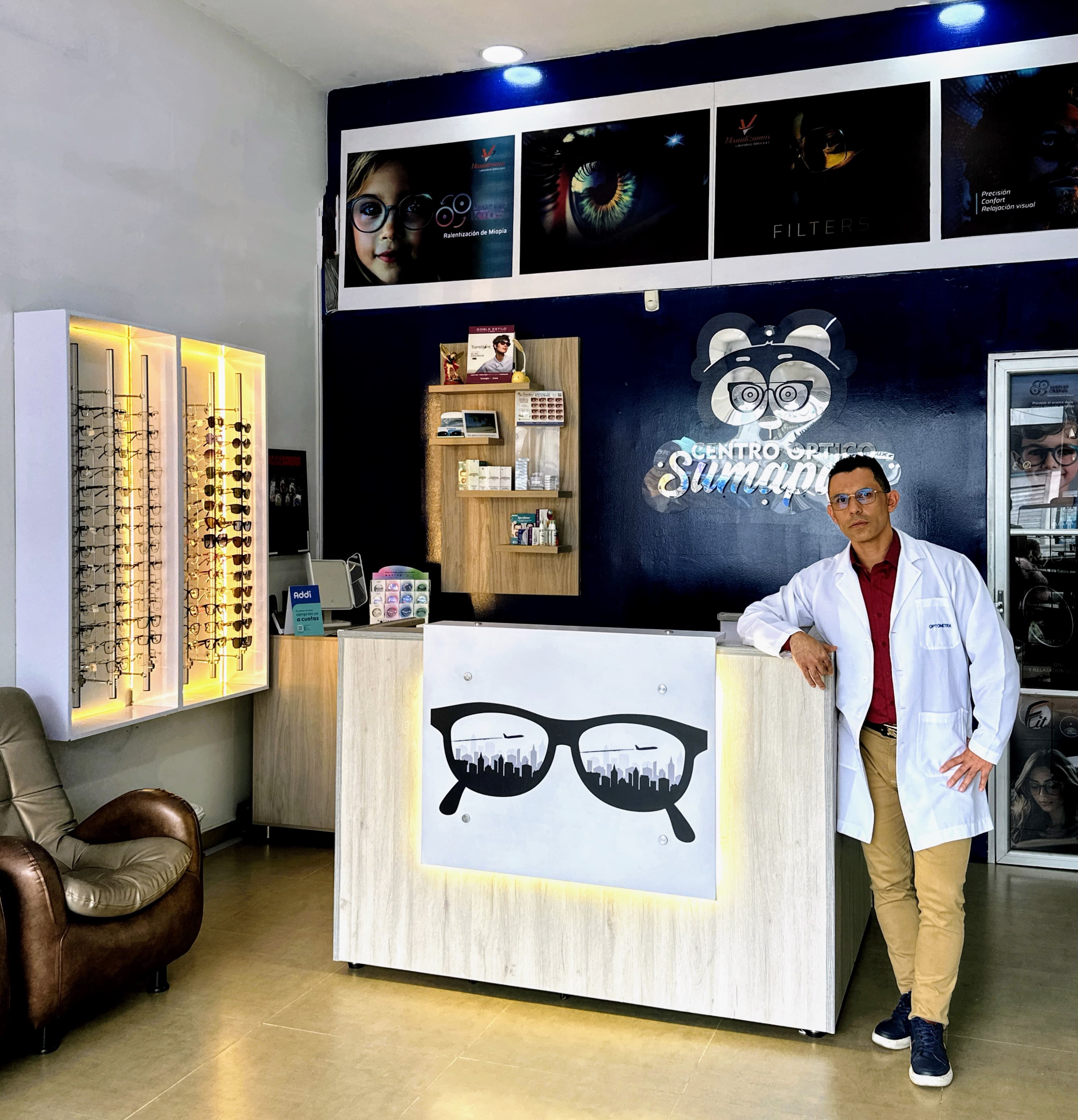 Mujer con gafas en una óptica moderna