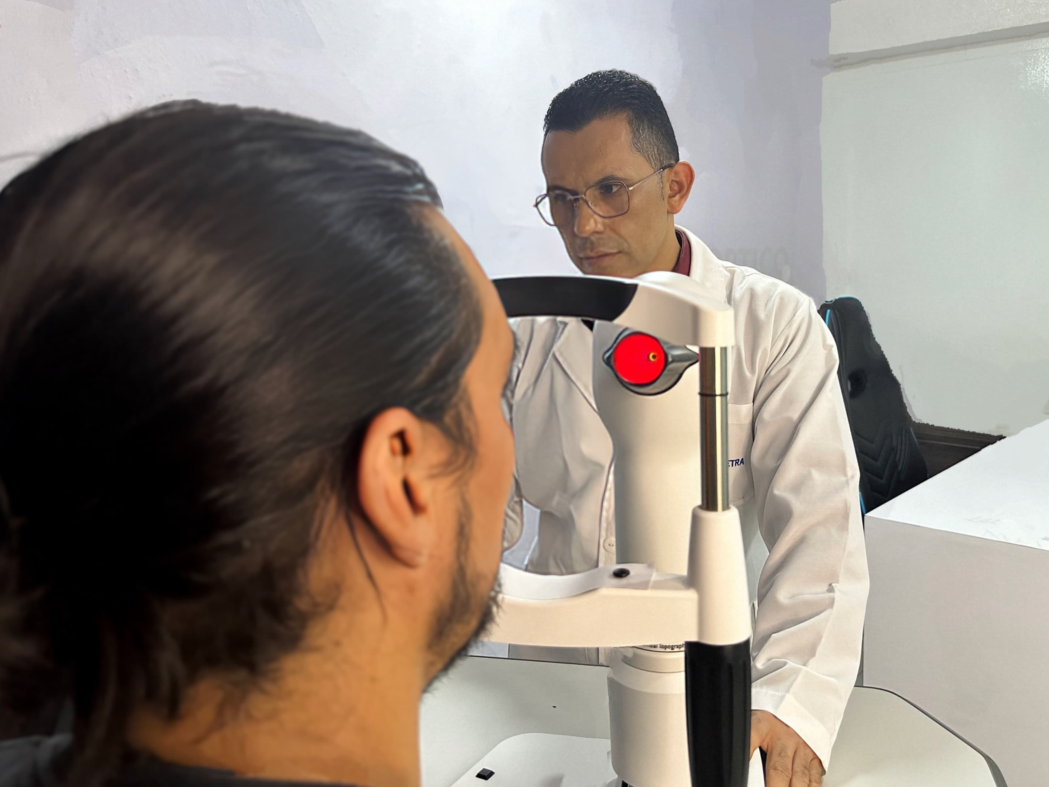 Equipo de topografía corneal avanzada realizando diagnóstico de superficie ocular.
