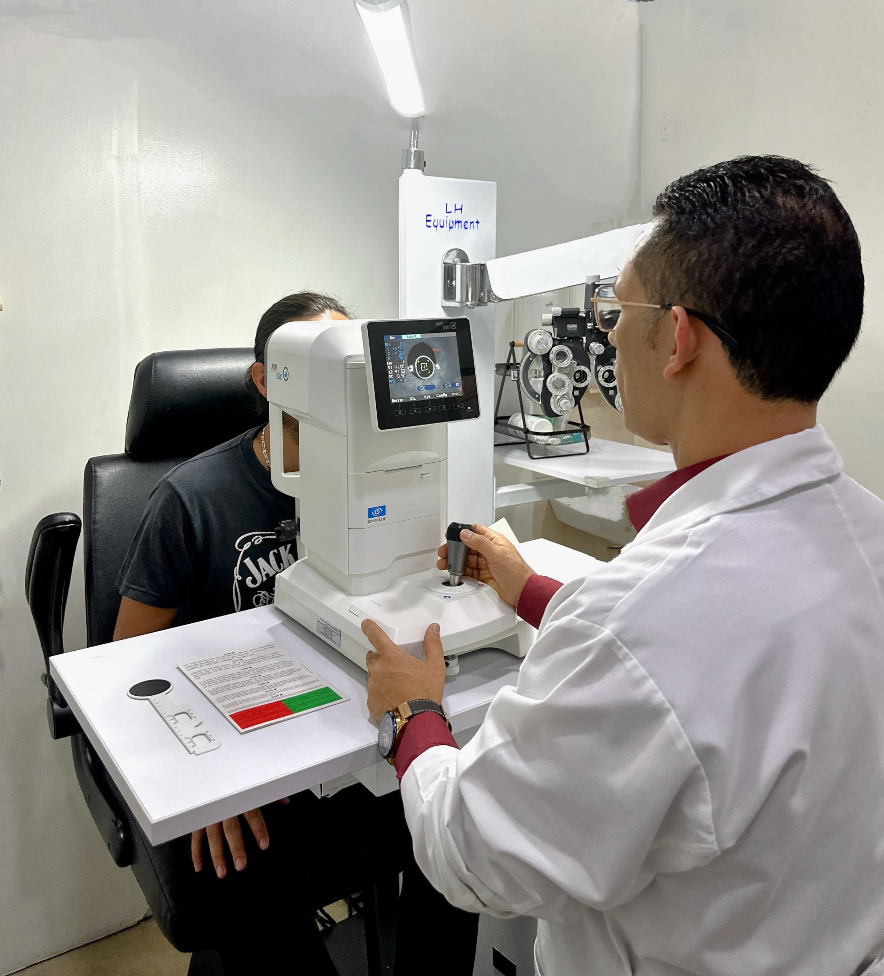 Valoración de retina con equipo diagnóstico y lente clínico especializado.