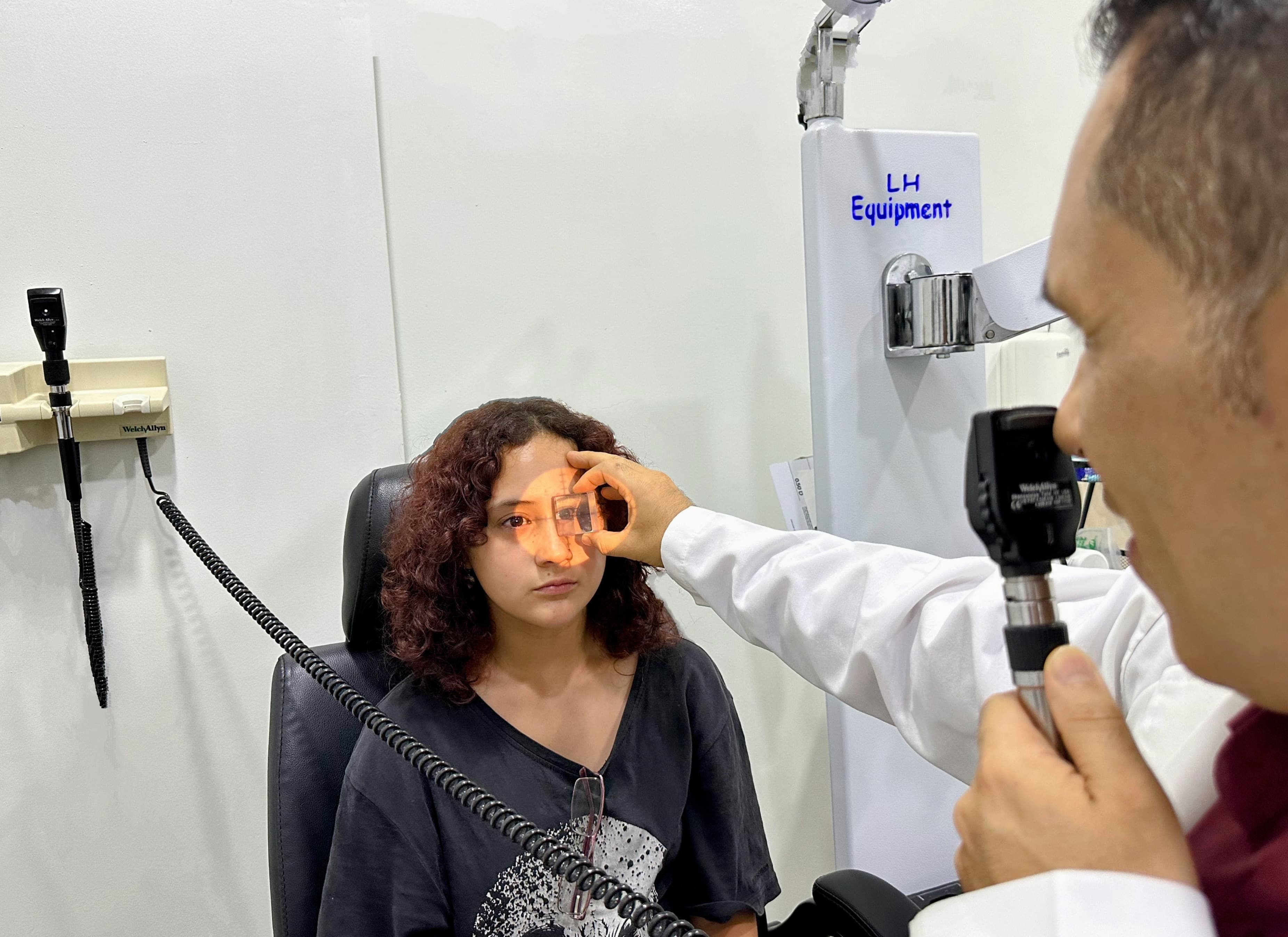 Sesión de orientación ortóptica y terapia visual con elementos diagnósticos.